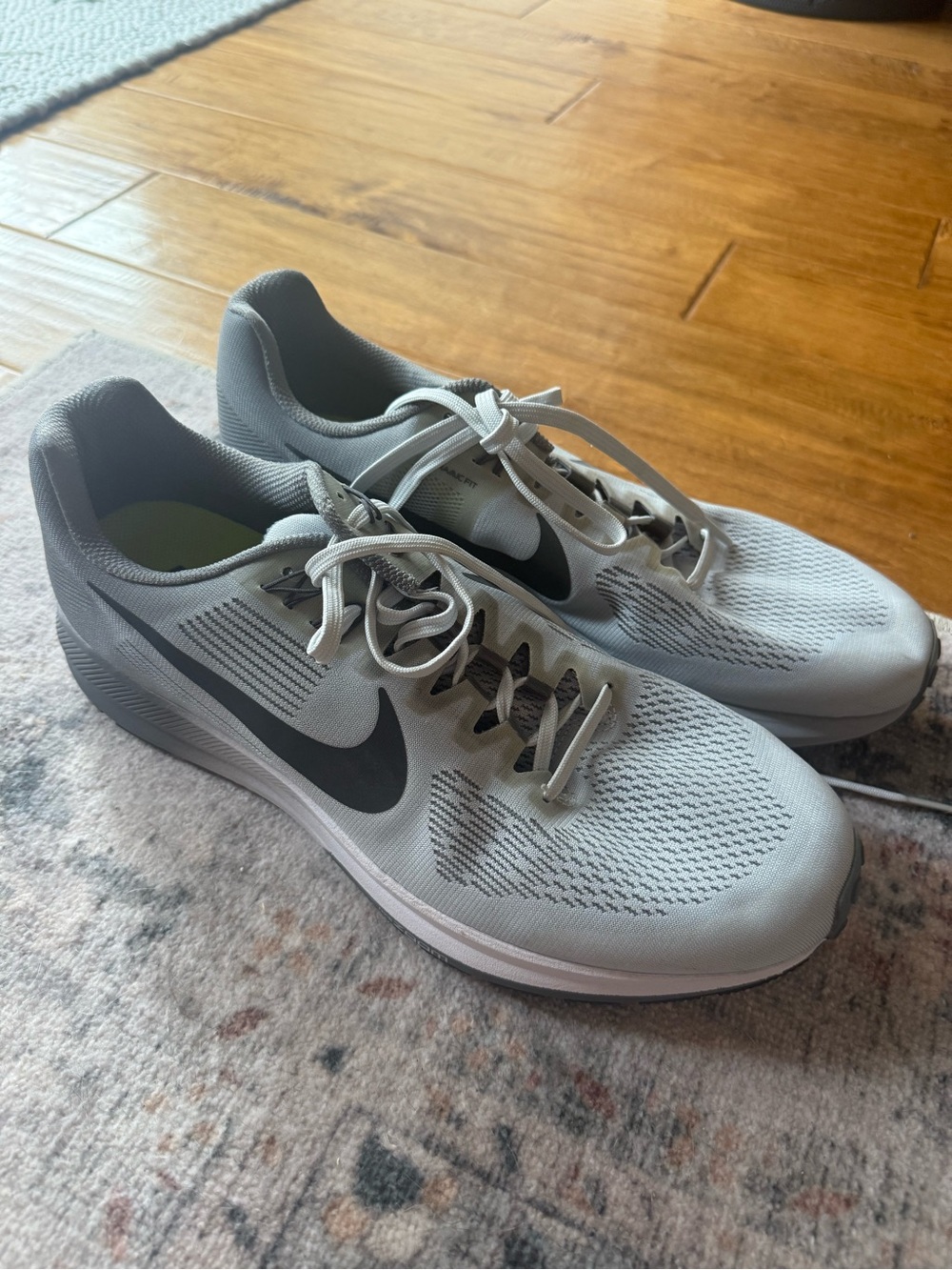 Nike zoom structure Light Gray Athletic Running Shoes with Black Swoosh